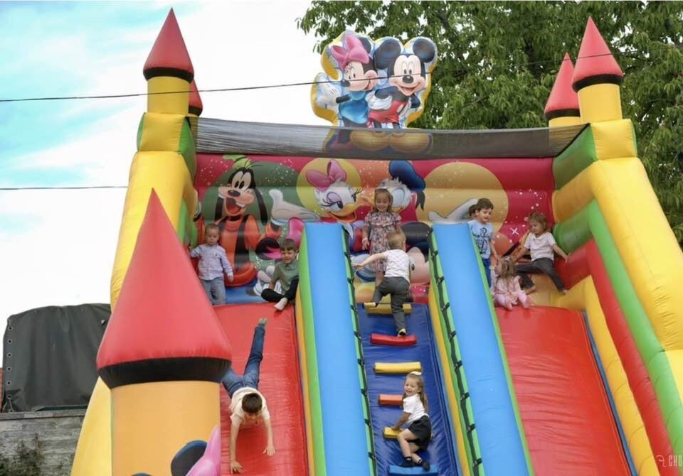 Sute de copii din Vicovu de Sus s-au bucurat de „Carnavalul Bucuriei” organizat la inițiativa primarului Vasile Iliuț