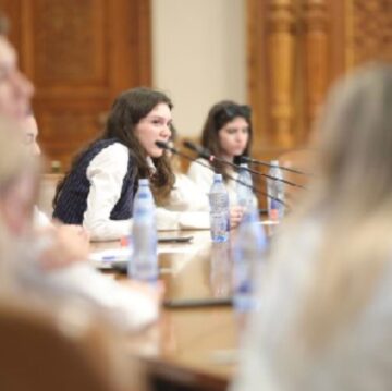 „Vocea tinerilor contează!” – 52 de elevi suceveni au dezbătut drepturi ale copilului la tribuna Camerei Deputaților