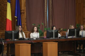 „Vocea tinerilor contează!” – 52 de elevi suceveni au dezbătut drepturi ale copilului la tribuna Camerei Deputaților