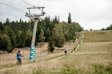 Pe pârtia Veverița din Vatra Dornei a fost deschisă instalația destinată traseului de mountain bike