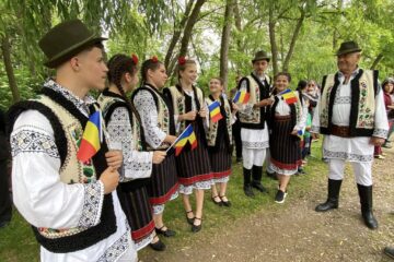 „Străjerii” din Dolheștii Mici, două decenii în slujba tradițiilor și identității culturale de pe Valea Șomuzului „Străjerii” din Dolheștii Mici, două decenii în slujba tradițiilor și identității culturale de pe Valea Șomuzului