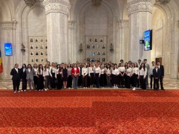 „Vocea tinerilor contează!” – 52 de elevi suceveni au dezbătut drepturi ale copilului la tribuna Camerei Deputaților