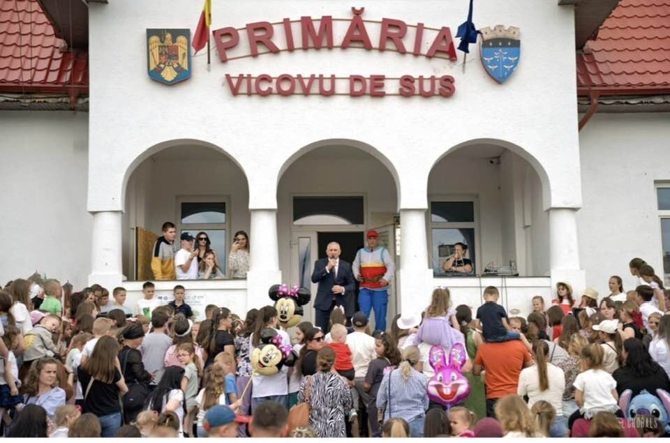 Sute de copii din Vicovu de Sus s-au bucurat de „Carnavalul Bucuriei” organizat la inițiativa primarului Vasile Iliuț
