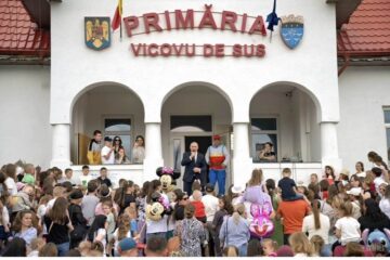 Sute de copii din Vicovu de Sus s-au bucurat de „Carnavalul Bucuriei” organizat la inițiativa primarului Vasile Iliuț Sute de copii din Vicovu de Sus s-au bucurat de „Carnavalul Bucuriei” organizat la inițiativa primarului Vasile Iliuț