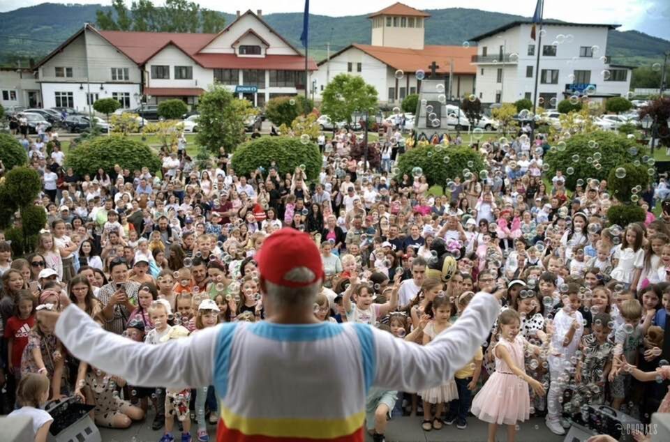 Sute de copii din Vicovu de Sus s-au bucurat de „Carnavalul Bucuriei” organizat la inițiativa primarului Vasile Iliuț