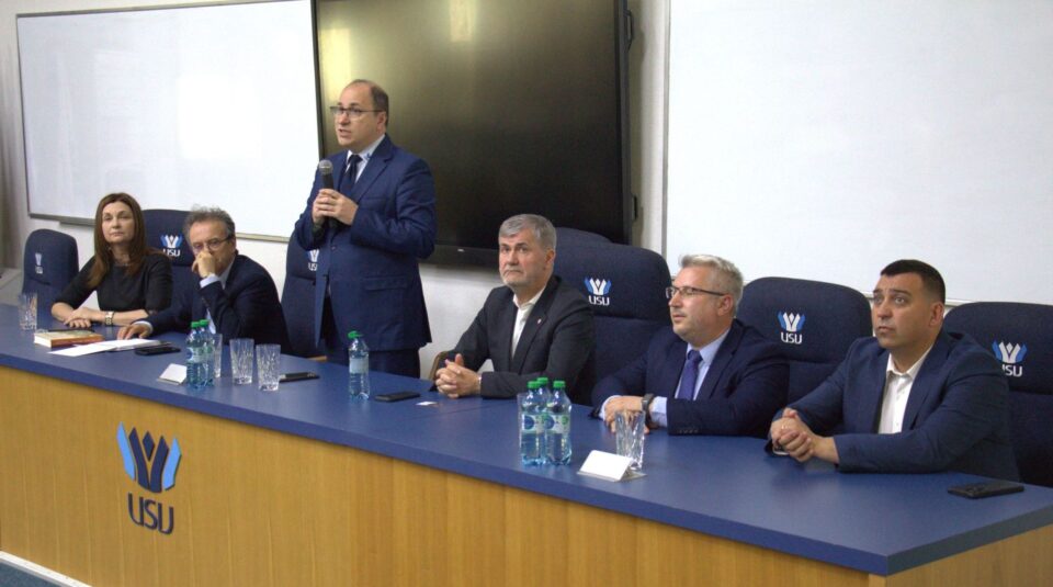 Ministrul Educației și reprezentanți ai mediului economic au dezbătut la Universitatea Suceava dezvoltarea unor zone economice speciale în regiunea de nord-est Ministrul Educației și reprezentanți ai mediului economic au dezbătut la Universitatea Suceava dezvoltarea unor zone economice speciale în regiunea de nord-est