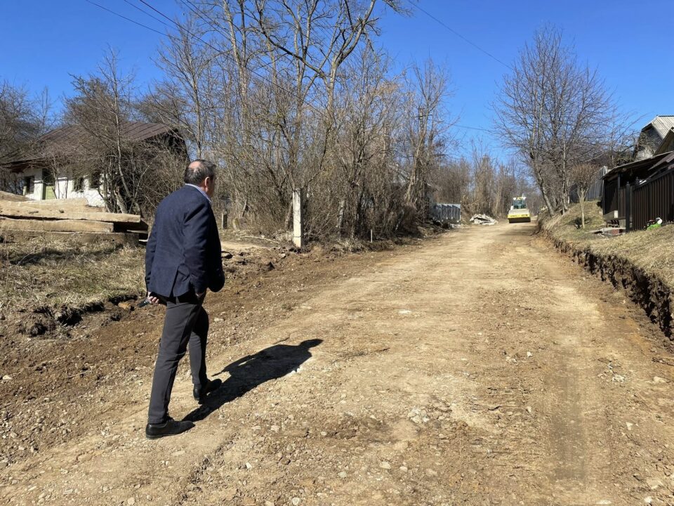 Asfaltare în satul Părhăuți