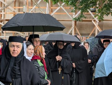Număr mare de credincioși la sărbătoarea Sfântului Ioan cel Nou de la Suceava, în ciuda vremii nefavorabile