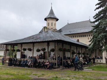 Număr mare de credincioși la sărbătoarea Sfântului Ioan cel Nou de la Suceava, în ciuda vremii nefavorabile