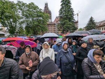 Număr mare de credincioși la sărbătoarea Sfântului Ioan cel Nou de la Suceava, în ciuda vremii nefavorabile