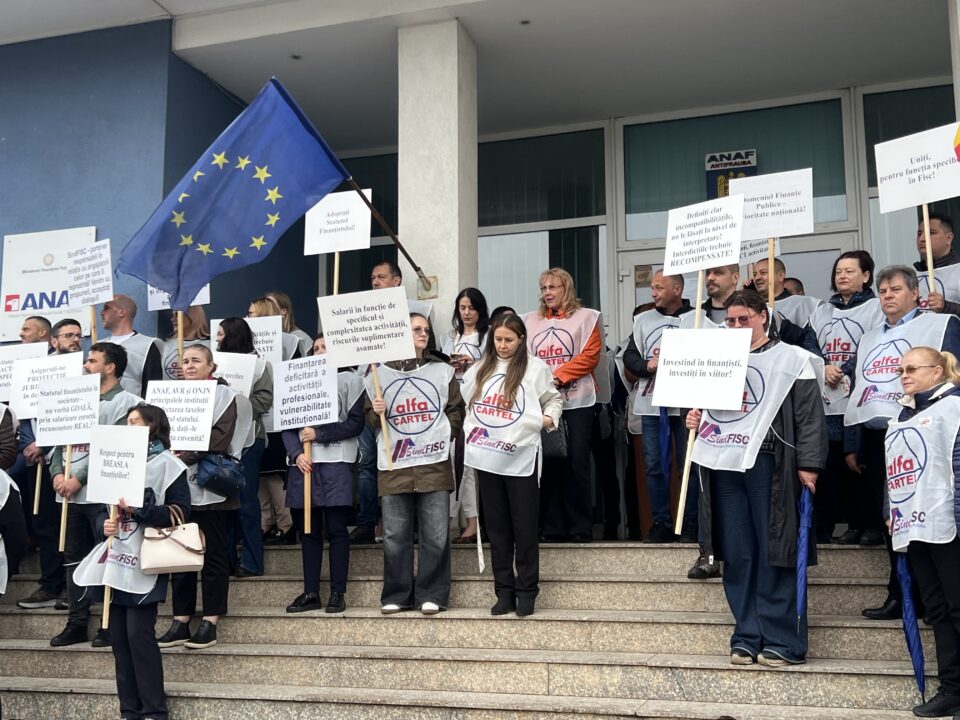 Finanțiștii din Suceava și mai multe județe ale Moldovei au protestat în fața Direcției Regionale Antifraudă față de noua lege a salarizării unitare