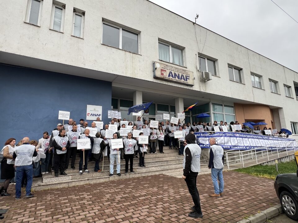 Aproximativ 200 de finanțiști au protestat la Suceava față de prevederile noii legi a salarizării unitare Aproximativ 200 de finanțiști au protestat la Suceava față de prevederile noii legi a salarizării unitare