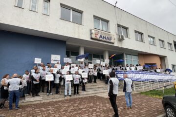 Aproximativ 200 de finanțiști au protestat la Suceava față de prevederile noii legi a salarizării unitare Aproximativ 200 de finanțiști au protestat la Suceava față de prevederile noii legi a salarizării unitare
