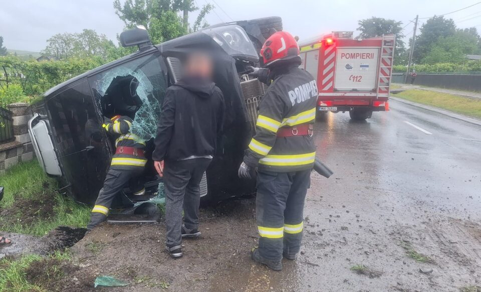 Microbuz cu opt oameni, răsturnat pe E 85 Microbuz cu opt oameni, răsturnat pe E 85