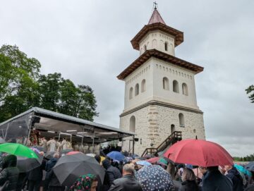 Număr mare de credincioși la sărbătoarea Sfântului Ioan cel Nou de la Suceava, în ciuda vremii nefavorabile