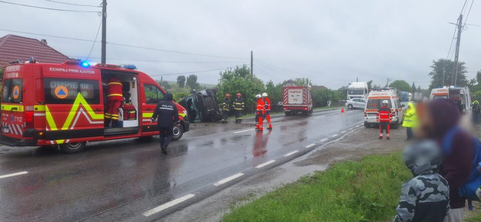 Microbuz cu opt oameni, răsturnat pe E 85