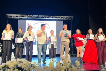 Trofee și mai multe premii obținute de elevi suceveni talentați la muzică, în weekendul trecut Trofee și mai multe premii obținute de elevi suceveni talentați la muzică, în weekendul trecut