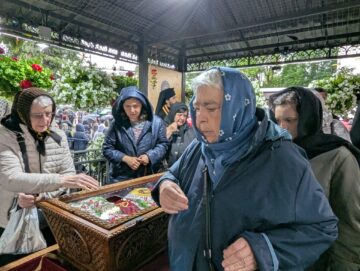 Număr mare de credincioși la sărbătoarea Sfântului Ioan cel Nou de la Suceava, în ciuda vremii nefavorabile