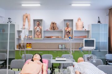 Înscrieri la Școala Postliceală Sanitară de stat. Optometrist, tehnician maseur și ergoterapeut, FĂRĂ TAXĂ, în oferta instituției
