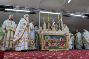 Număr mare de credincioși la sărbătoarea Sfântului Ioan cel Nou de la Suceava, în ciuda vremii nefavorabile Număr mare de credincioși la sărbătoarea Sfântului Ioan cel Nou de la Suceava, în ciuda vremii nefavorabile