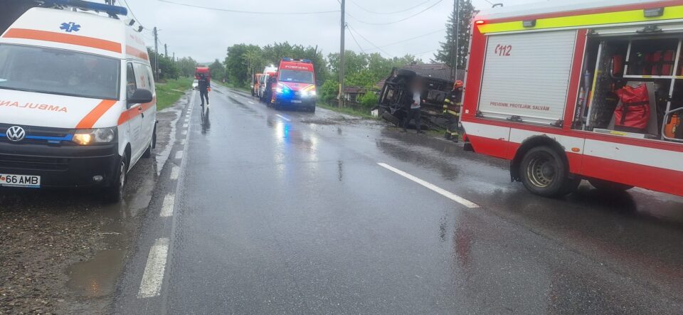 Microbuz cu opt oameni, răsturnat pe E 85