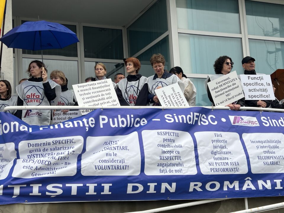 Finanțiștii din Suceava și mai multe județe ale Moldovei au protestat în fața Direcției Regionale Antifraudă față de noua lege a salarizării unitare