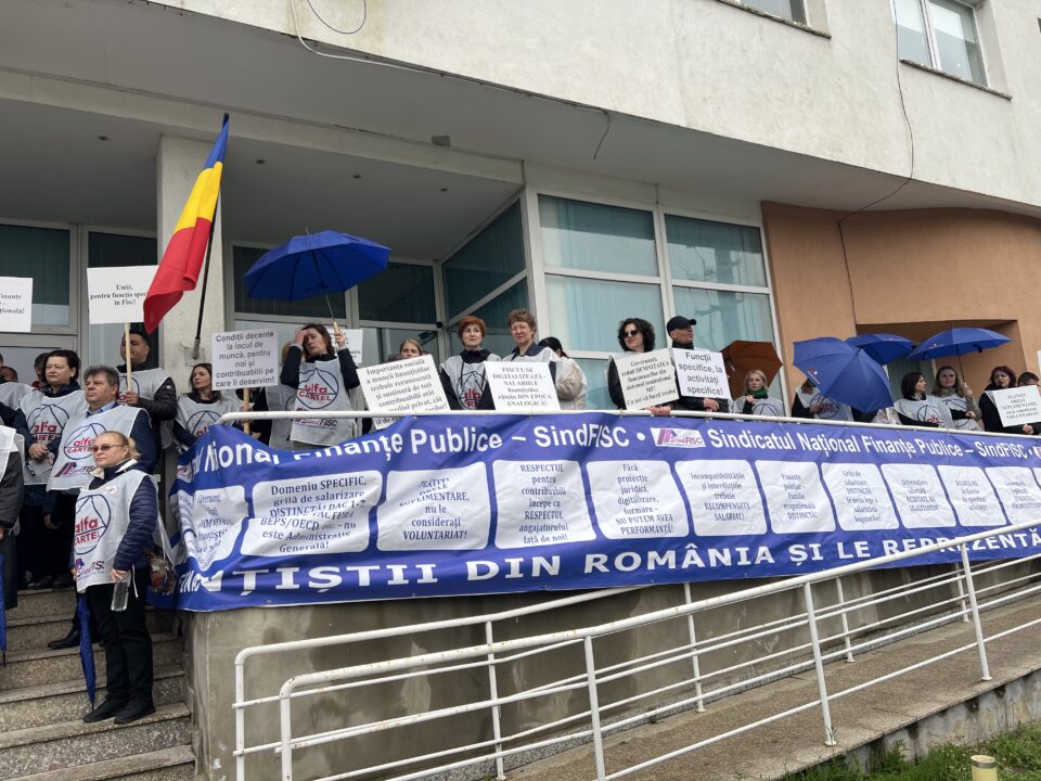 Finanțiștii din Suceava și mai multe județe ale Moldovei au protestat în fața Direcției Regionale Antifraudă față de noua lege a salarizării unitare