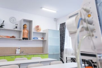 Înscrieri la Școala Postliceală Sanitară de stat. Optometrist, tehnician maseur și ergoterapeut, FĂRĂ TAXĂ, în oferta instituției