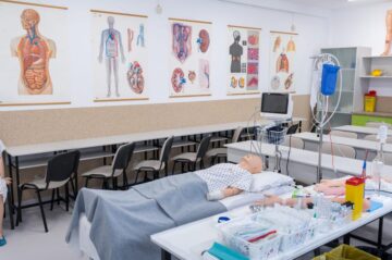 Înscrieri la Școala Postliceală Sanitară de stat. Optometrist, tehnician maseur și ergoterapeut, FĂRĂ TAXĂ, în oferta instituției