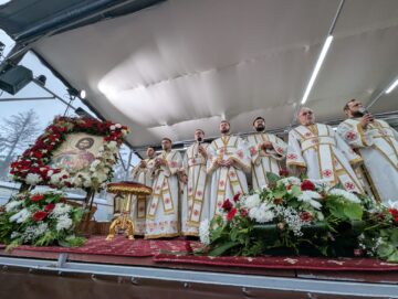 Număr mare de credincioși la sărbătoarea Sfântului Ioan cel Nou de la Suceava, în ciuda vremii nefavorabile