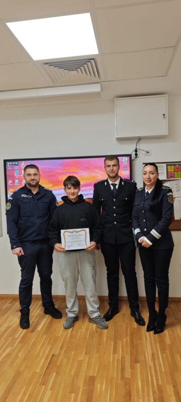 Șase adolescenți care au contribuit la prinderea unui individ care a tâlhărit o femeie de 80 de ani, premiați de polițiști
