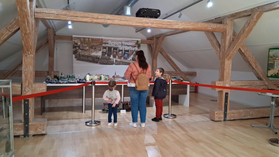 Peste 1.000 de vizitatori, în mai puțin de 5 zile, la expoziția de trenulețe și mașinuțe în miniatură