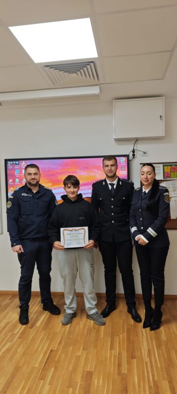 Șase adolescenți care au contribuit la prinderea unui individ care a tâlhărit o femeie de 80 de ani, premiați de polițiști