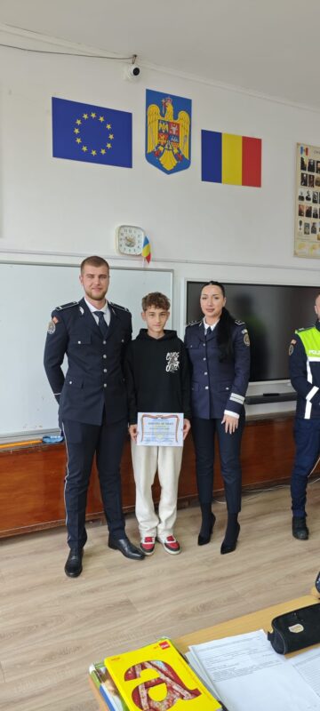 Șase adolescenți care au contribuit la prinderea unui individ care a tâlhărit o femeie de 80 de ani, premiați de polițiști