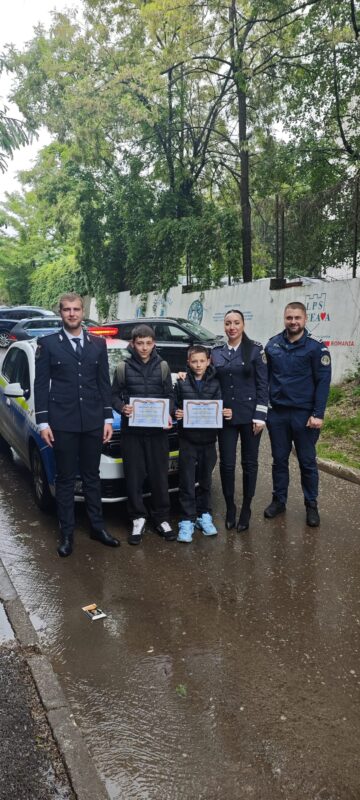 Șase adolescenți care au contribuit la prinderea unui individ care a tâlhărit o femeie de 80 de ani, premiați de polițiști