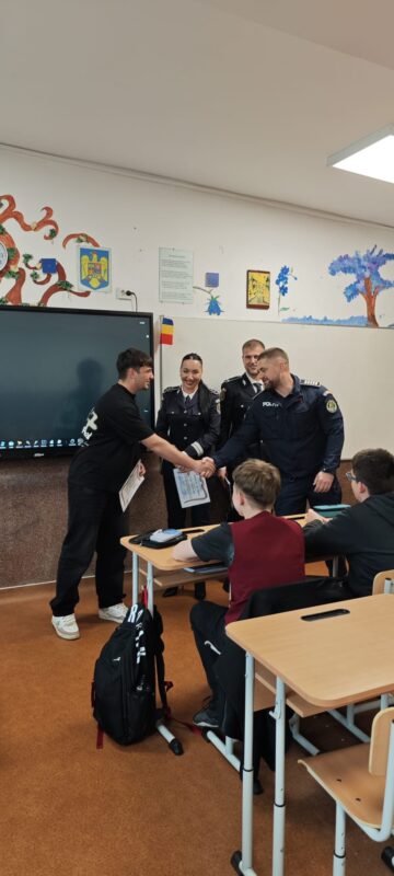 Șase adolescenți care au contribuit la prinderea unui individ care a tâlhărit o femeie de 80 de ani, premiați de polițiști