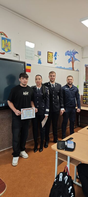 Șase adolescenți care au contribuit la prinderea unui individ care a tâlhărit o femeie de 80 de ani, premiați de polițiști