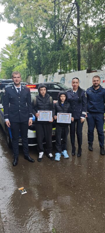 Șase adolescenți care au contribuit la prinderea unui individ care a tâlhărit o femeie de 80 de ani, premiați de polițiști