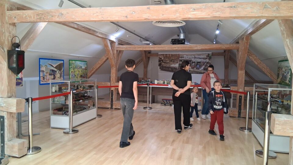 Peste 1.000 de vizitatori, în mai puțin de 5 zile, la expoziția de trenulețe și mașinuțe în miniatură