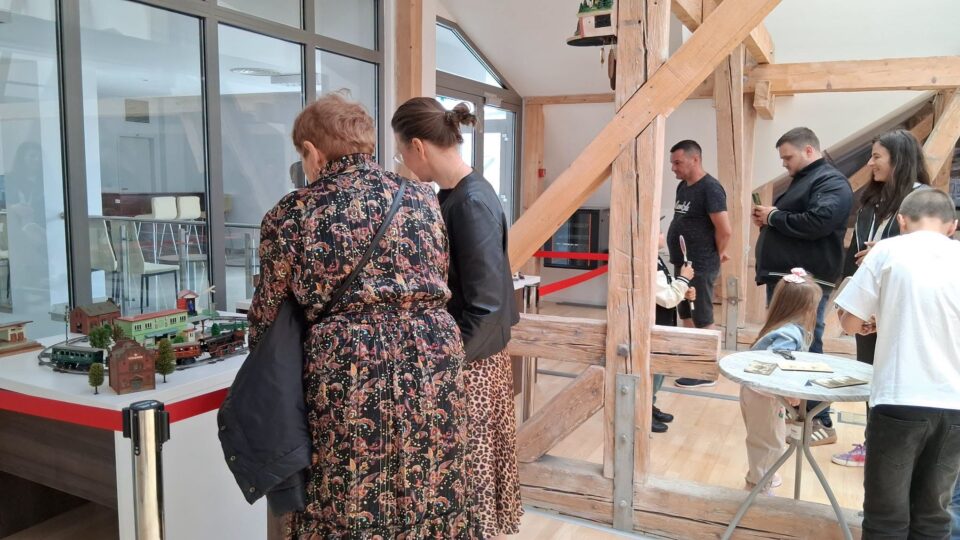 Peste 1.000 de vizitatori, în mai puțin de 5 zile, la expoziția de trenulețe și mașinuțe în miniatură
