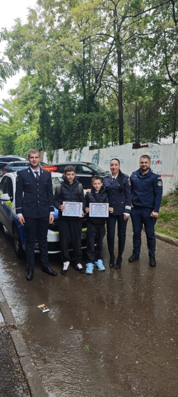 Șase adolescenți care au contribuit la prinderea unui individ care a tâlhărit o femeie de 80 de ani, premiați de polițiști