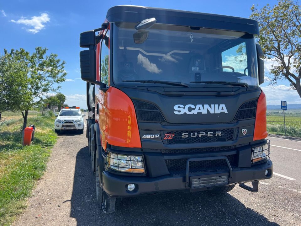 În doar câteva zile, 13 tiruri supraîncărcate au fost descărcate parțial sau total chiar în drum