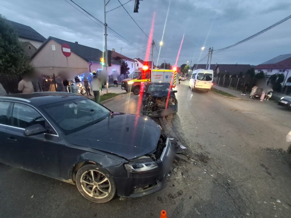 Șoferiță rănită de un alt șofer care a intrat pe „Roșu”, într-o intersecție din Suceava