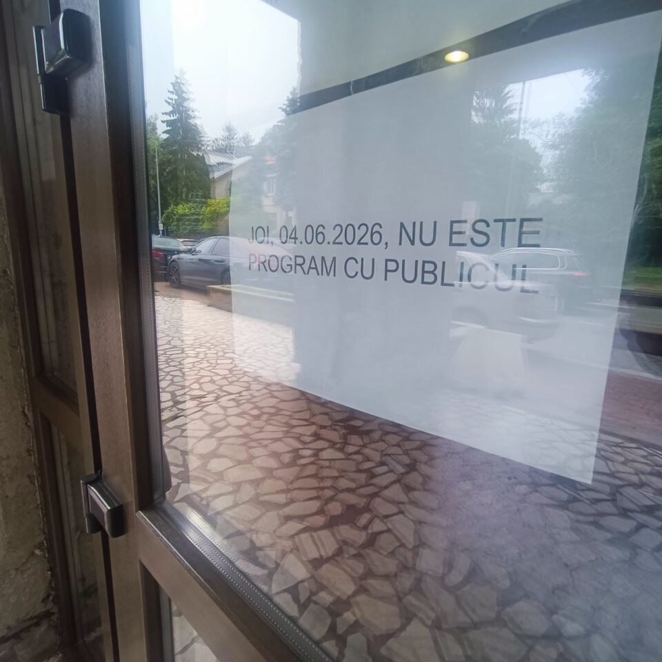 Angajații Finanțelor sucevene au întrerupt total lucrul cu publicul, joi, în semn de protest față de noua lege a salarizării unice