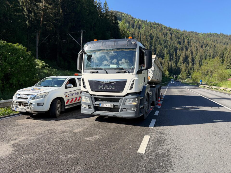 În doar câteva zile, 13 tiruri supraîncărcate au fost descărcate parțial sau total chiar în drum