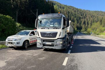 În doar câteva zile, 13 tiruri supraîncărcate au fost descărcate parțial sau total chiar în drum