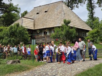 Festivalul „Sub cerul Bucovinei, tradiții laolaltă”, la Muzeul Satului Bucovinean