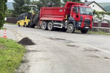 Strat nou de asfalt pe drumul județean din Pătrăuți, care nu a mai fost reabilitat de 12 ani