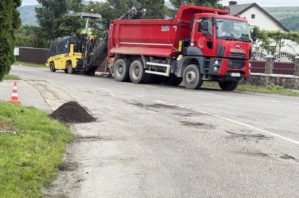 Strat nou de asfalt pe drumul județean din Pătrăuți, care nu a mai fost reabilitat de 12 ani