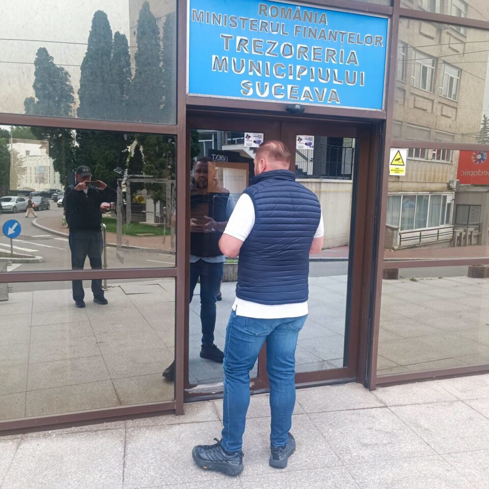 Angajații Finanțelor sucevene au întrerupt total lucrul cu publicul, joi, în semn de protest față de noua lege a salarizării unice